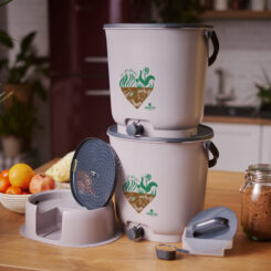 De foto van het product Bokashi Emmerset grijs met aanrechtbakje! van EM-Store.eu